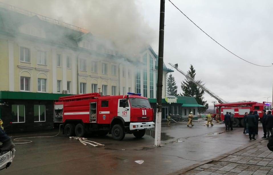 Видео: в Татарстане постояльцам пришлось спасаться из горящей гостиницы