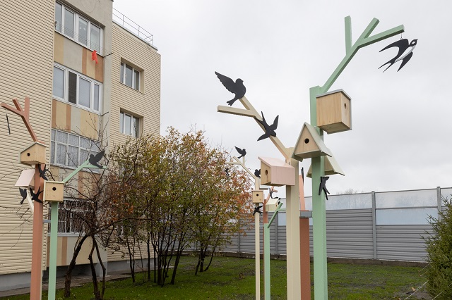 Общественный огород, скворечники и колесоотбойники: в Казани благоустроили двор на Яшь Кыч