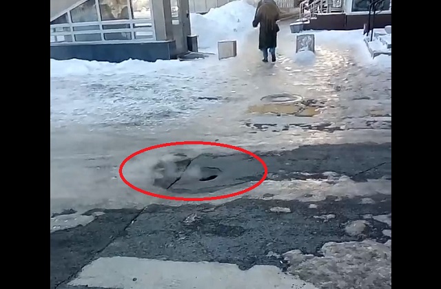 Жители Казани жалуются на «гейзер» с паром, появившийся на улице Декабристов – видео