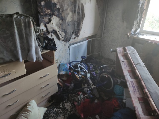 Казанские пожарные спасли из горящей квартиры оставленного без взрослых ребенка