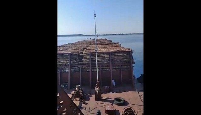 Груженая лесом баржа села на мель на Каме в Татарстане