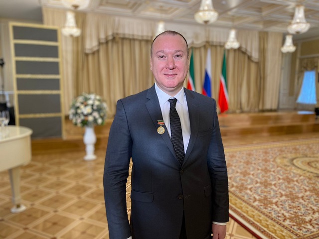 Раис РТ удостоил продюсера службы новостей ТНВ Радика Фархуллина почетного звания