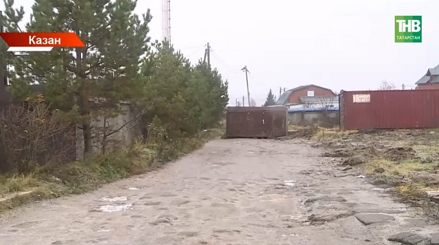 Халык зары: юл уртасына куелган вагон Югары Константиновка бистәсендә яшәүчеләрне социаль объектлардан аерган