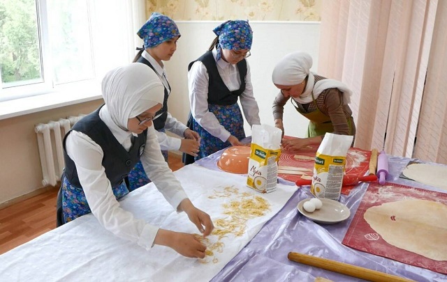 Лапшу для бойцов готовят на уроках труда в гимназии Нижнекамска