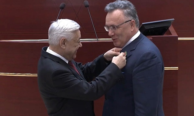 ТНВ генераль директоры Илшат Әминев "Парламентаризм үсешенә керткән өлеше өчен" мактау билгесе белән бүләкләнде