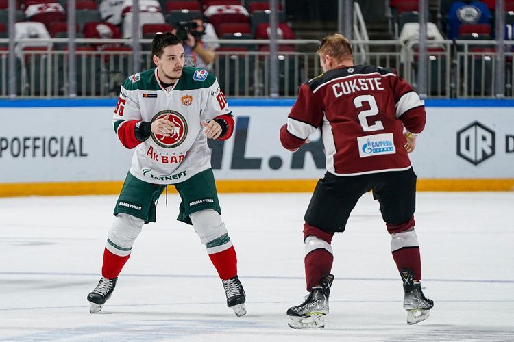 Видео: драка между Дыняком и Кукште вспыхнула на матче «Динамо» - «Ак Барс» в Риге