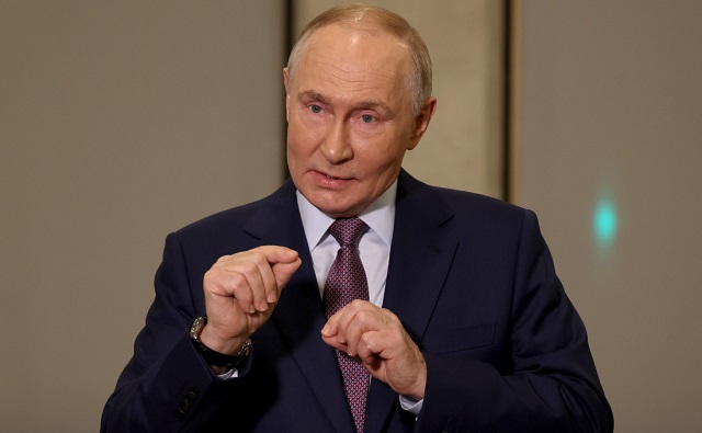 Владимир Путин поздравил ВС РФ с успехами по окружению Купянска