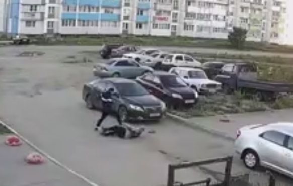 На видео попало жестокое избиение пенсионера буйным парнем	