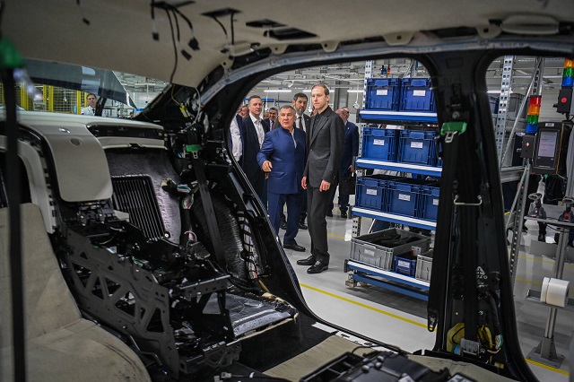 Минниханов дал старт серийному производству внедорожников Aurus Komendant в Елабуге