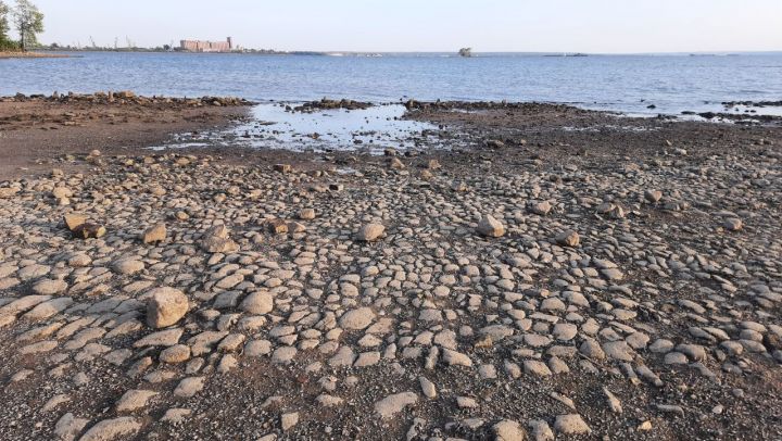 Старинная мостовая показалась из-под воды из-за обмеления Волги в Казани