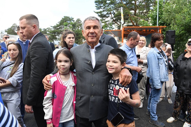 Минниханов стал гостем праздника двора в казанском поселке Дербышки