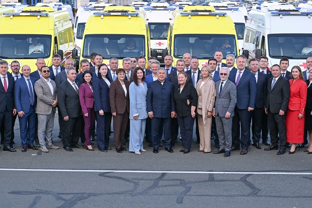 Миңнеханов медицина хезмәткәрләренә 140 яңа машина тапшырды