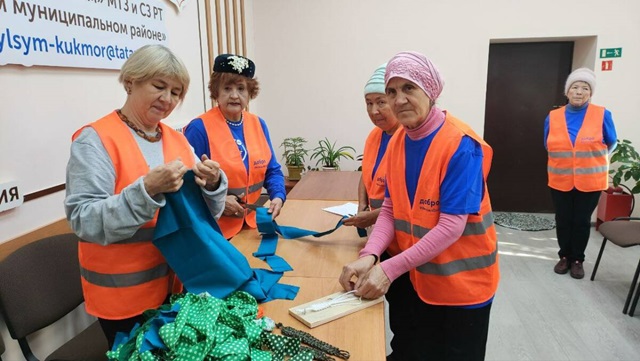 Бабушки-рукодельницы из Кукмора вяжут теплые носки и плетут масксети для бойцов СВО