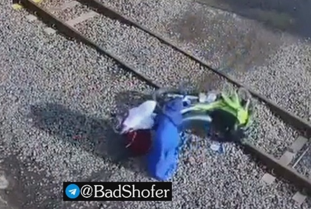 Спасение отчаянными мусульманками застрявшего на ж/д путях байка попало на видео