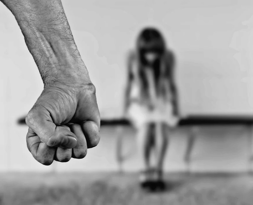 Ике яшьлек балага тәмәке төтене иснәткәннәр һәм кыйнаганнар - видео