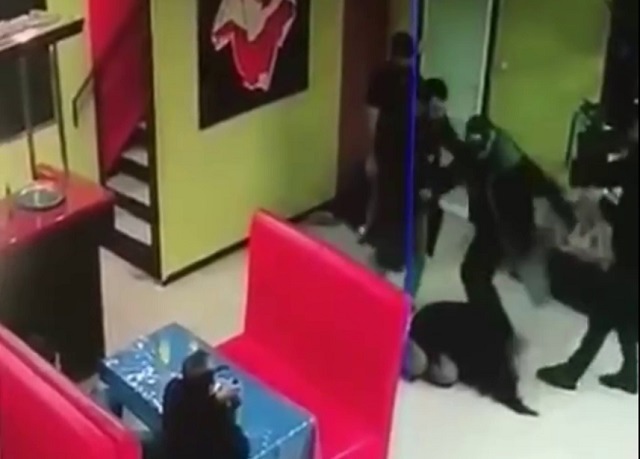 Отморозки жестоко избили девушек за просьбу не класть ноги на стол - видео