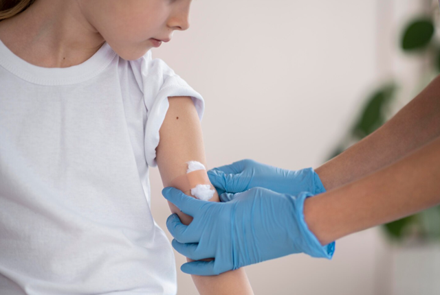 С какими прививками принимают детей в первый класс, напомнили в Роспотребнадзоре