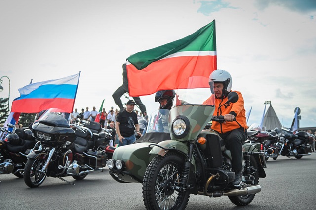 Раис Татарстана принял участие в мотопробеге в рамках мотофестиваля «Два Кремля»