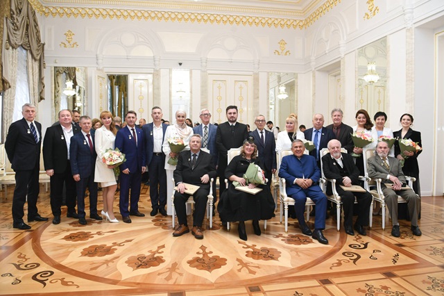 Минниханов удостоил четырех татарстанцев звания «Народный артист РТ»