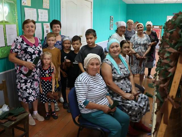 Активисты татарстанского села Зубаирово плетут масксети для участников СВО