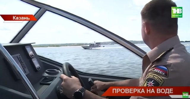 В Татарстане выясняют, как на Волге моторная лодка оказалась между сцепками грузовых судов