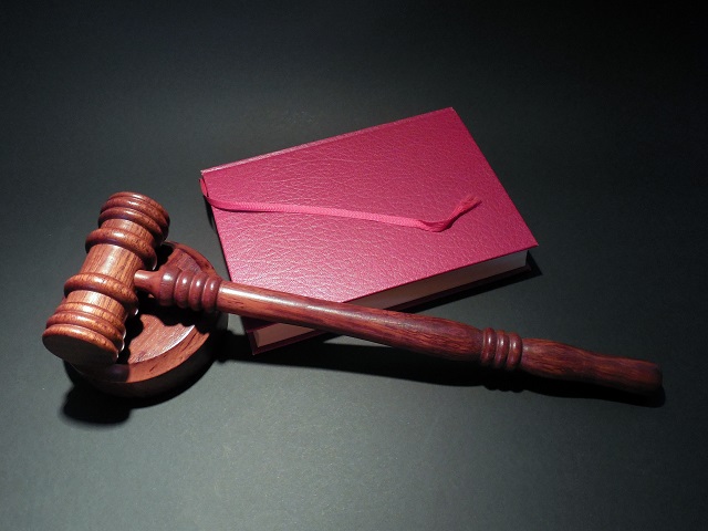 Опубликовавший в сети интимные фото экс-возлюбленной житель РТ получил штраф в 10 000 рублей