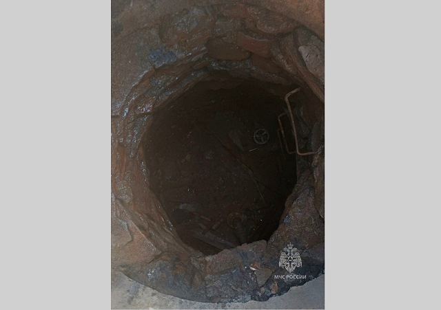 Спустившийся в канализационный колодец мужчина потерял сознание в Казани