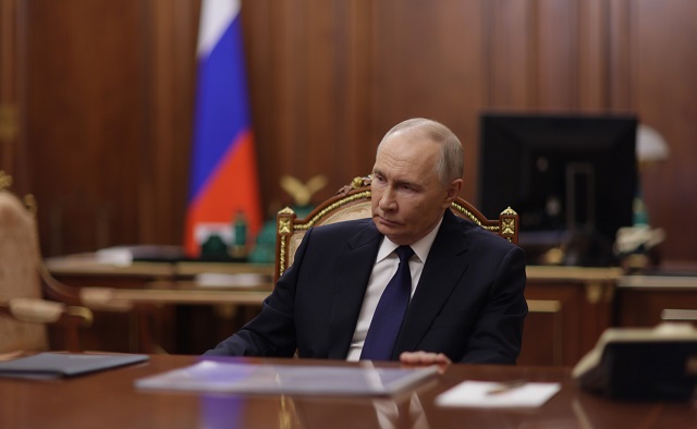 Путин отметил двух жителей Татарстана государственными наградами