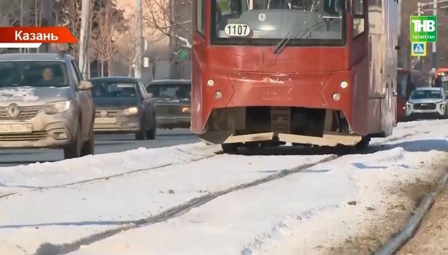 Трамвай сошел с рельсов на проспекте Победы в Казани