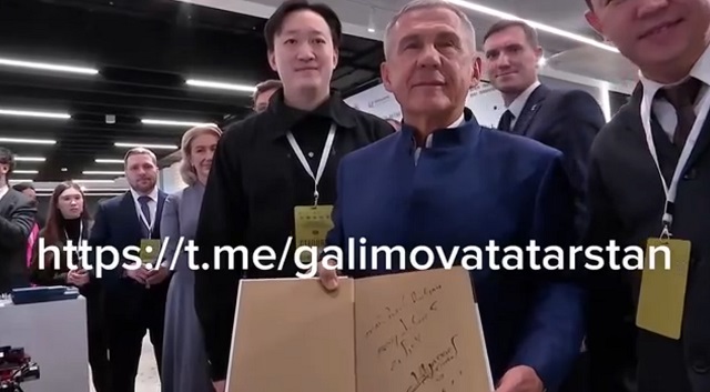 Неожиданный подарок Минниханову: как Джеки Чан «появился» на коллегии Минцифры РТ