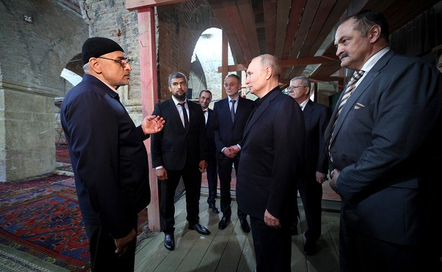 Путин посетил в Дербенте древнейшую мечеть в России