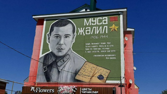 Муралы Бориса Винокурова и Мусы Джалиля появились на домах в Мензелинске