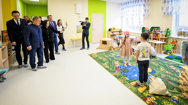 Рөстәм Миңнеханов Әлмәттә яңа балалар бакчасы ачылышында катнашты