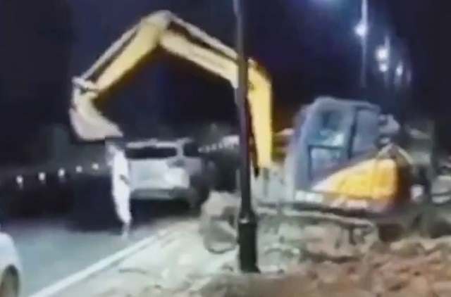 Водитель экскаватора жестоко расправился с братом из-за земельного спора - видео