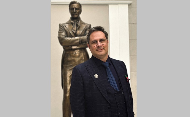 Минниханов вручил Славутскому звание «Заслуженный артист России»