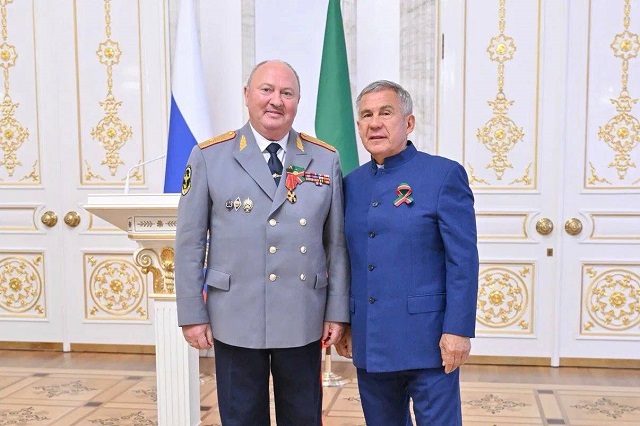 Минниханов вручил Ахметшину орден Александра Невского