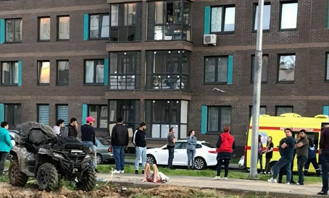 Видео: гонки на квадроцикле во дворе жилого дома закончились смертью водителя