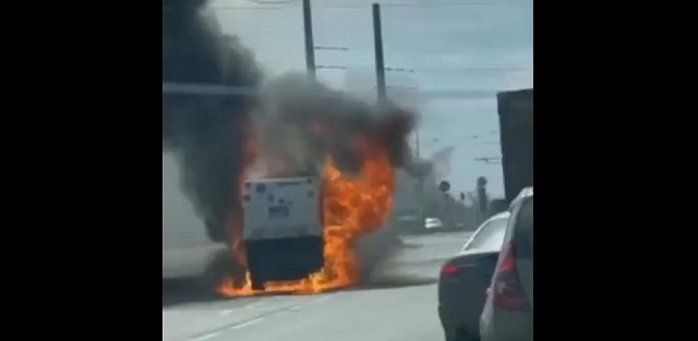 Очевидцы сняли на видео полыхающий уборочный автомобиль в Казани