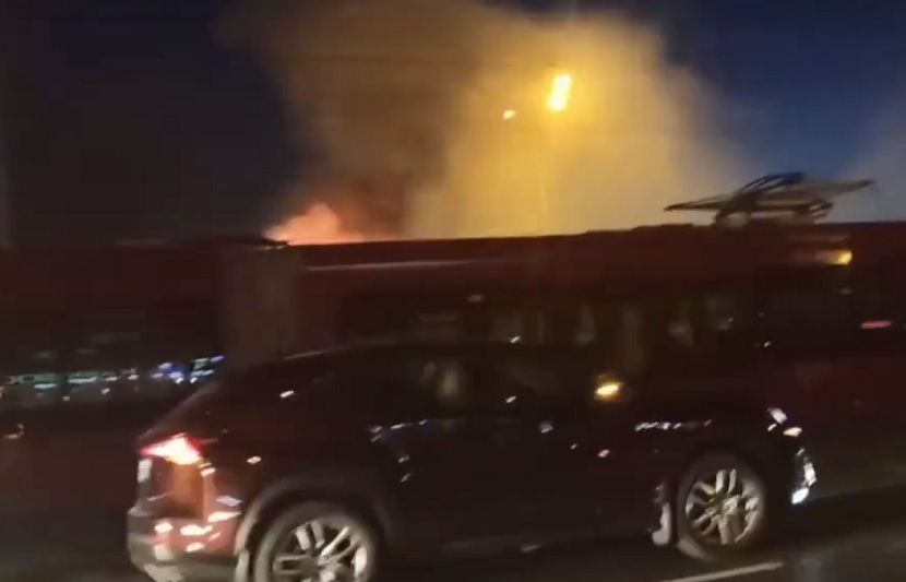 В Казани очевидцы сняли на видео очередной пылающий трамвай