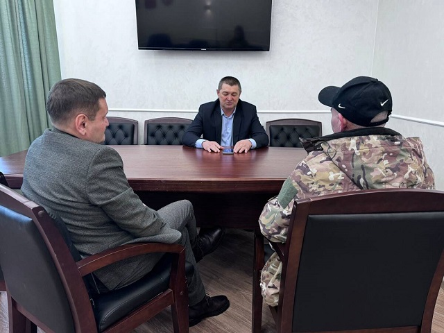 Участник СВО Лысый во время отпуска встретился с руководством Мамадышского района