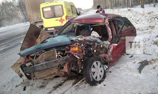 «Шевроле» влетела в  грузовик в Татарстане на трассе