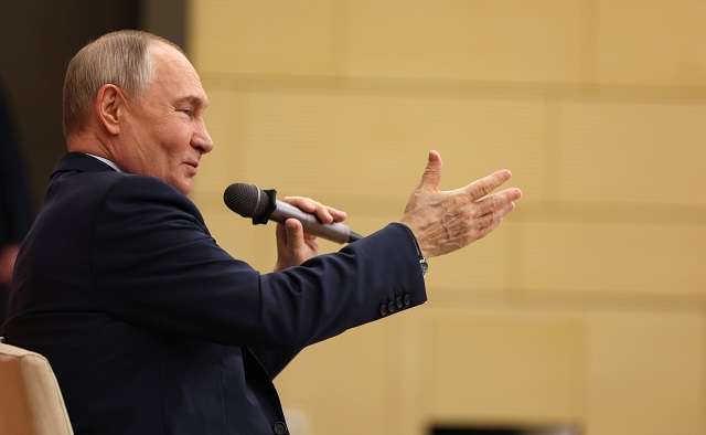 Кремль Россия Президенты белән туры элемтә датасын соңрак атаячак