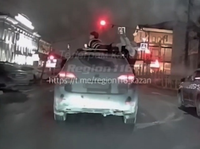 Два круга по Профсоюзной с пассажирами вне кабины: в Казани наказали лихача на «Лексусе»