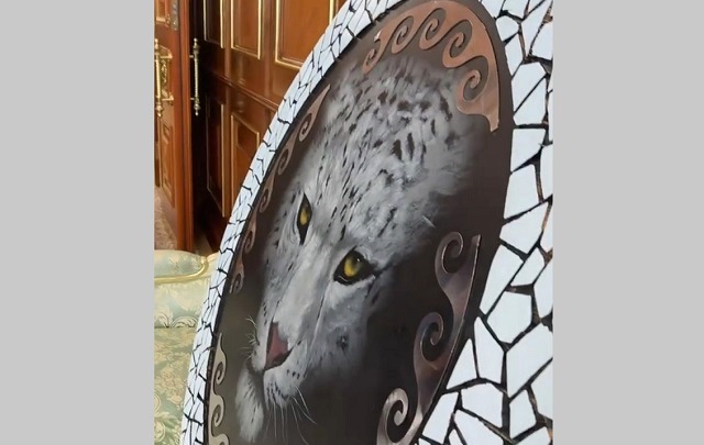 Картину с изображением снежного барса подарил Минниханову глава Алтая Турчак