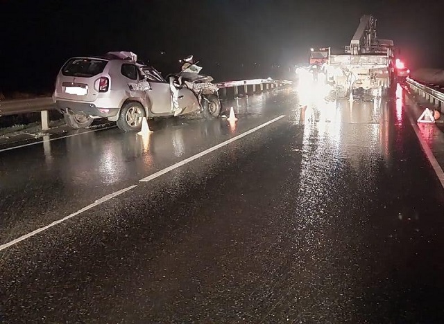 29-летняя девушка погибла в Татарстане, влетев на внедорожнике в «Камаз»