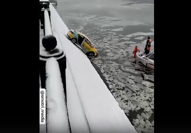 В Москве машина такси пробила ограждение упала в реку после ДТП – видео
