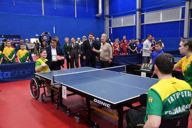 Минниханов лично принял участие в открытии новых центров настольного тенниса в РТ