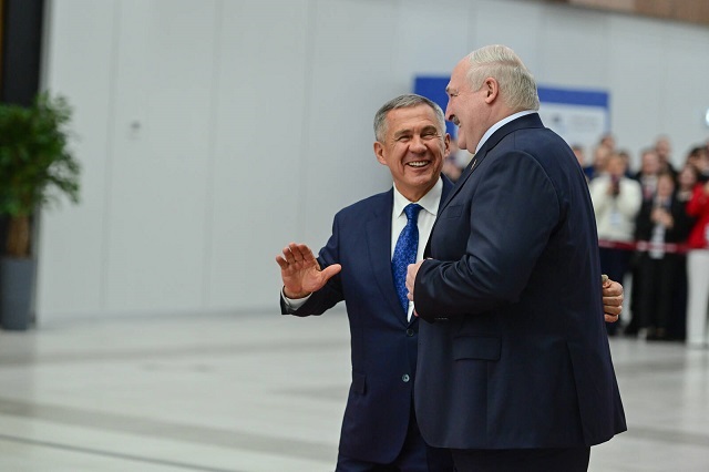 Минниханов показал президенту Беларуси продукцию Казанского вертолетного завода