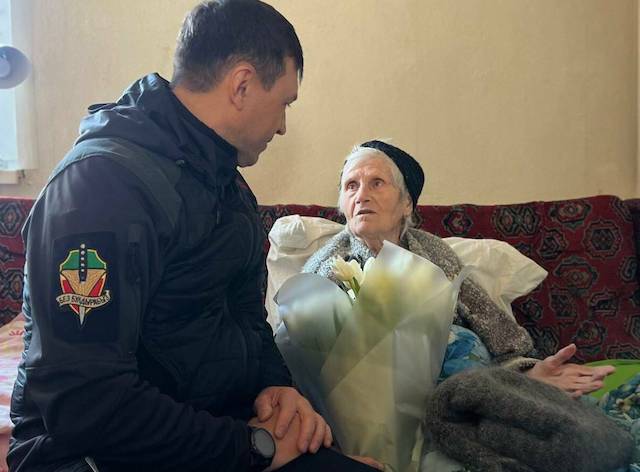 Вице-премьер Татарстана поздравил со 101-летием жительницу Лисичанска