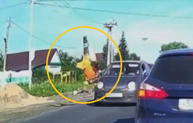 Автохам сбил дорожного рабочего на ремонтируемой по нацпроекту улице в Казани - видео